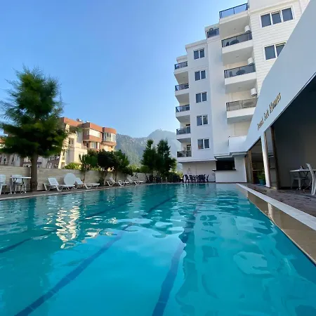 Demak & Homes فندق